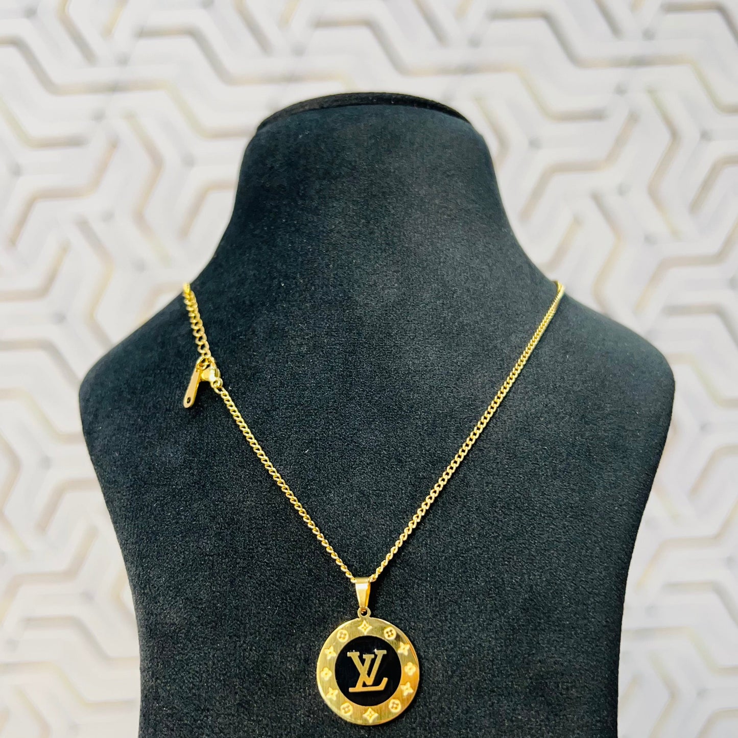 LV pendant+girlish chain